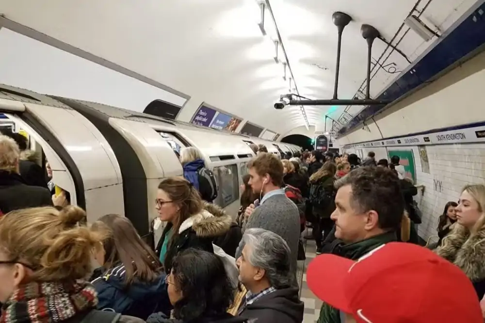 伦敦哪条地铁最不靠谱？没事！2025年伦敦换新“空调”地铁！