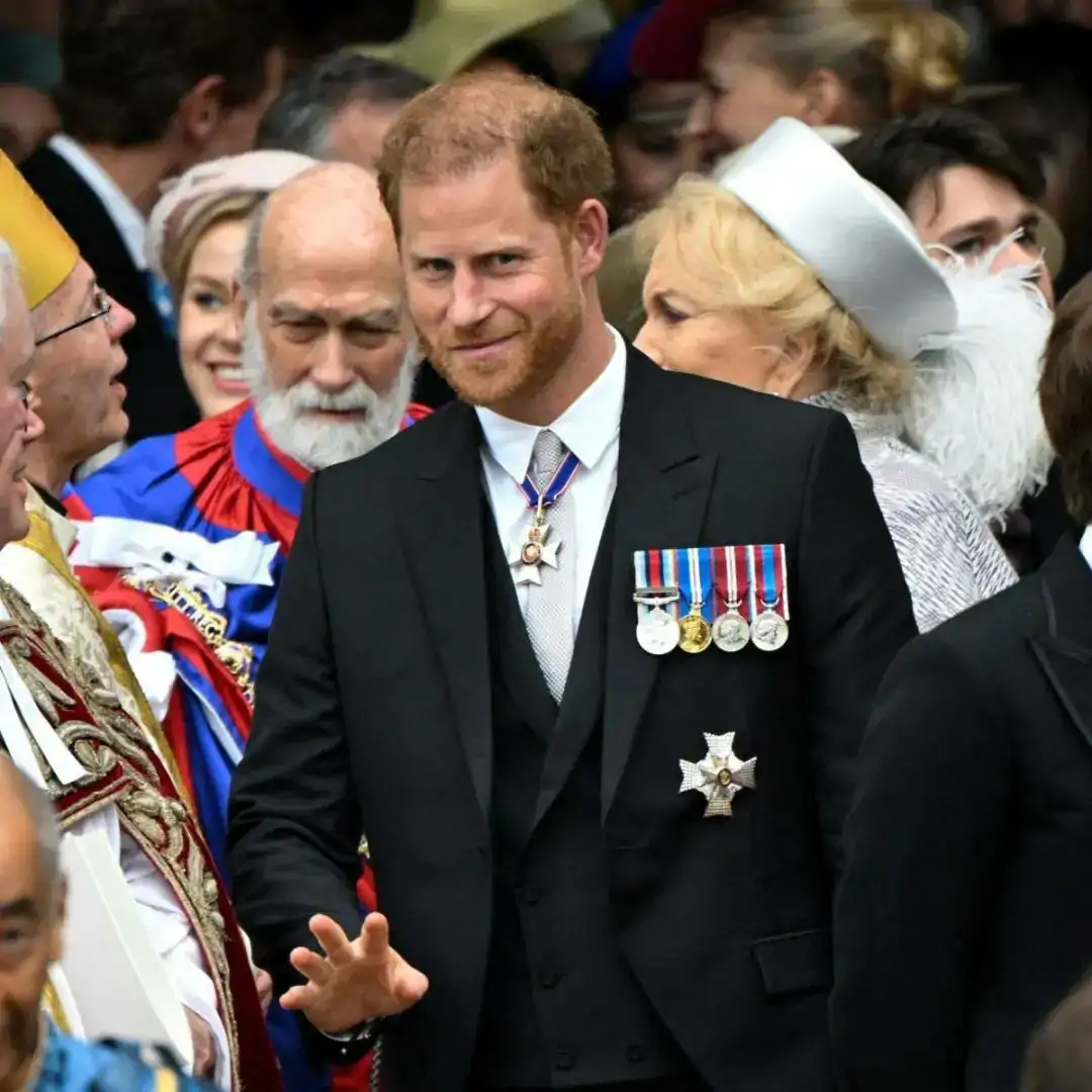 王室官方加冕肖像发布！爆哈里王子曾偷溜进白金汉宫？Sainsbury's终于降价！WhatsApp或退出英国市场！