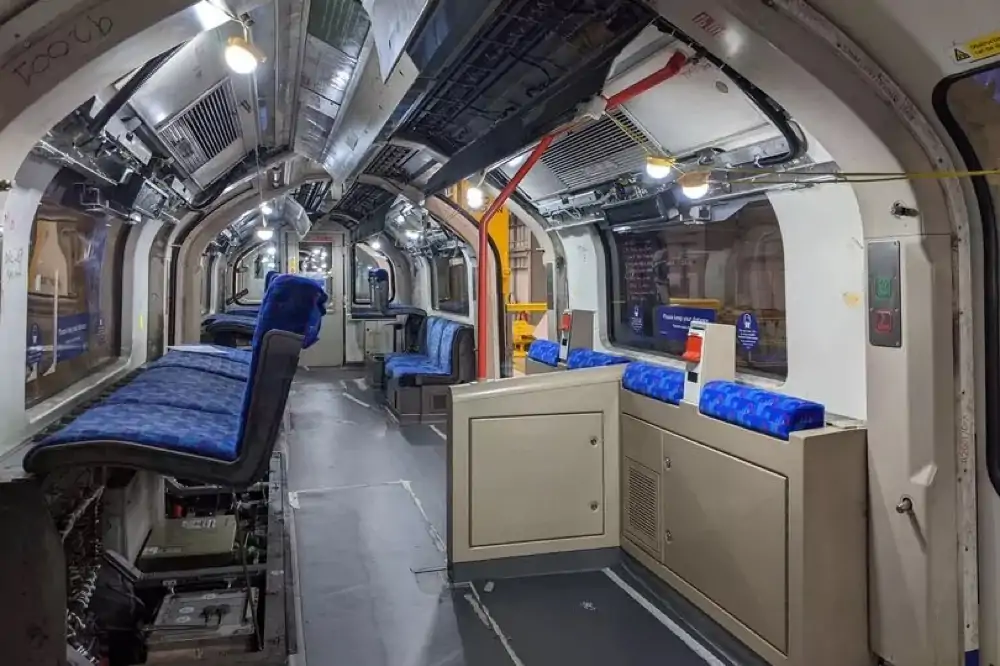 伦敦地铁车厢翻新了？万年包浆座椅终于没了！