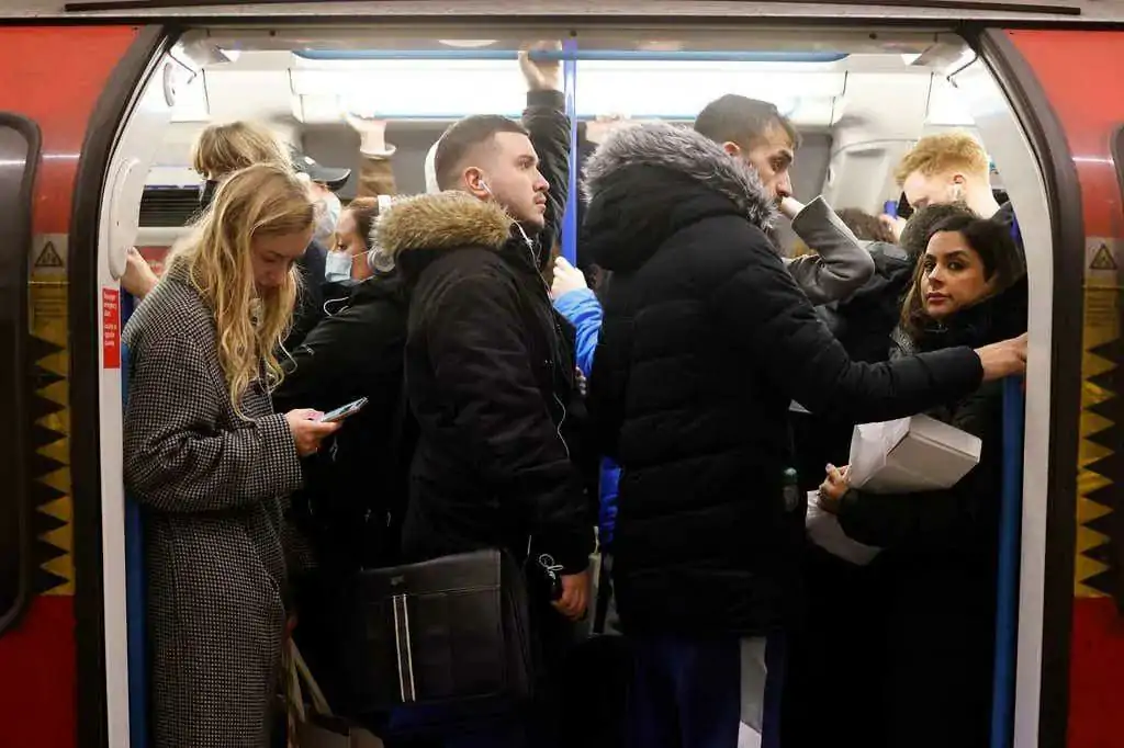 英镑即将破9！伦敦地铁一年窃盗案近8千起！法国突发恶性伤人：多名幼童被刺伤！