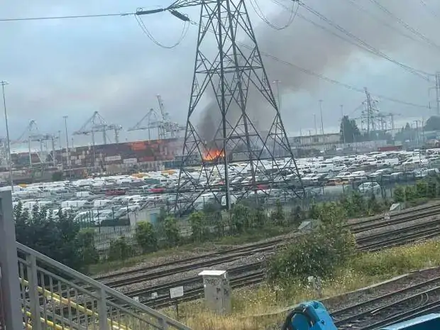 英国超市迎来大降价？南安普顿1,500吨废弃金属起火！伦敦地铁罢工取消！