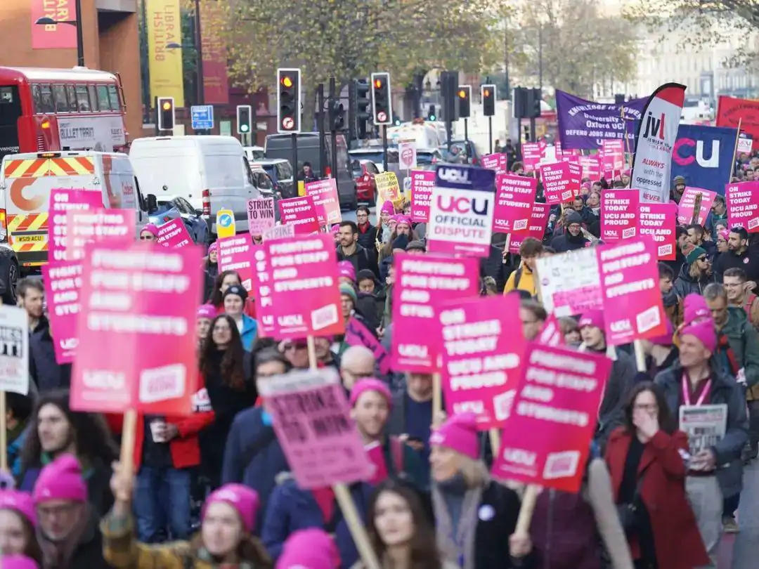 英国大学9月举行更多罢工！政府计划禁止使用无性别区分厕所！英国大学补录多给国际生！