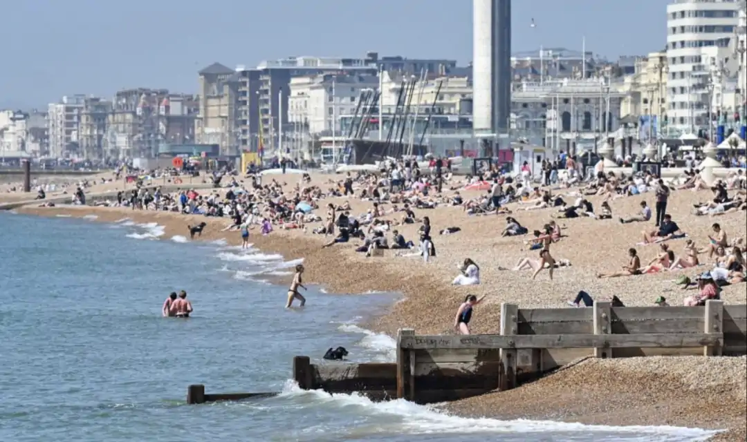 英国炎夏30℃已被热哭!4月气温或创七年来最高!欧洲多国全境大停电!地铁机场瘫痪!