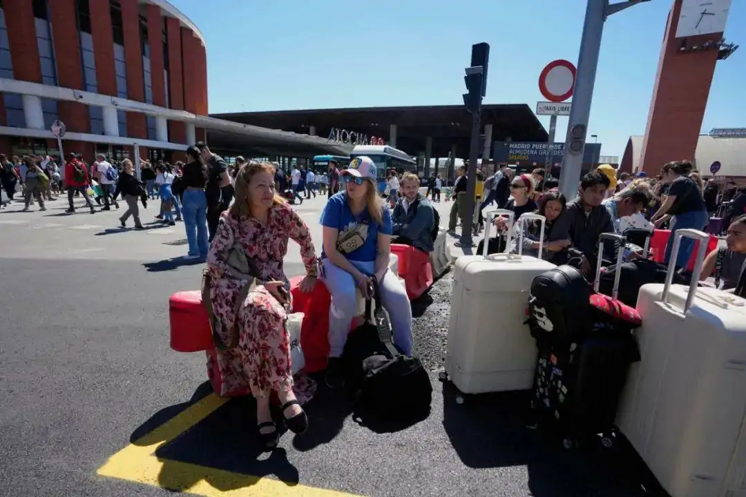 英国炎夏30℃已被热哭!4月气温或创七年来最高!欧洲多国全境大停电!地铁机场瘫痪!