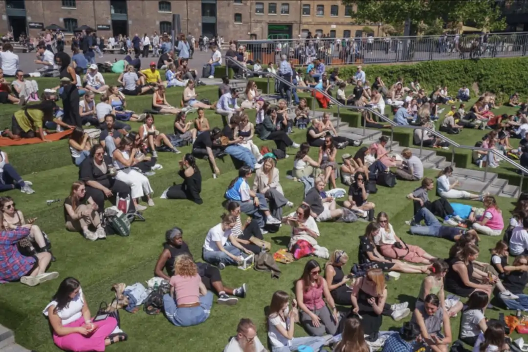 英国炎夏30℃已被热哭!4月气温或创七年来最高!欧洲多国全境大停电!地铁机场瘫痪!