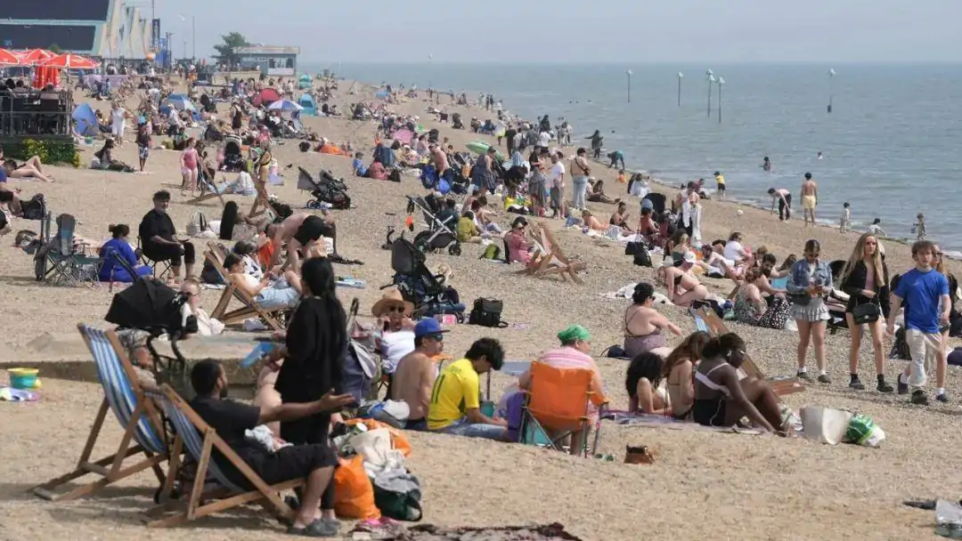 英国迎来史上最热5月开局!伦敦眼故障游客被困高空!Euston车站银行假期将关闭两天