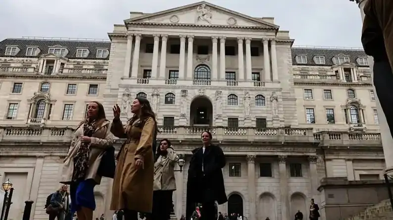 伦敦中餐外卖店因向下水道倾倒废油被罚1.3万英镑!英美达成关税贸易协议!英国央行利率下调将影响生活成本