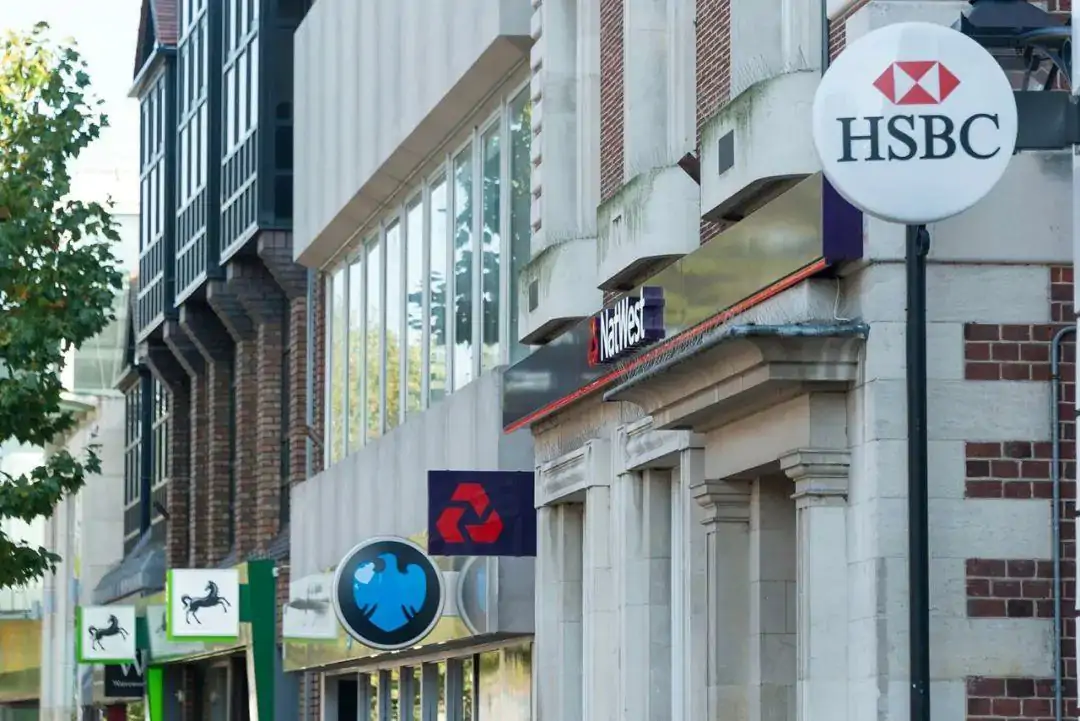 伦敦中餐外卖店因向下水道倾倒废油被罚1.3万英镑!英美达成关税贸易协议!英国央行利率下调将影响生活成本