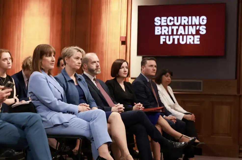 英国官宣废除5年拿永居?提高所有签证英语要求!首相发布最新移民白皮书:发誓要大幅减少外国人!