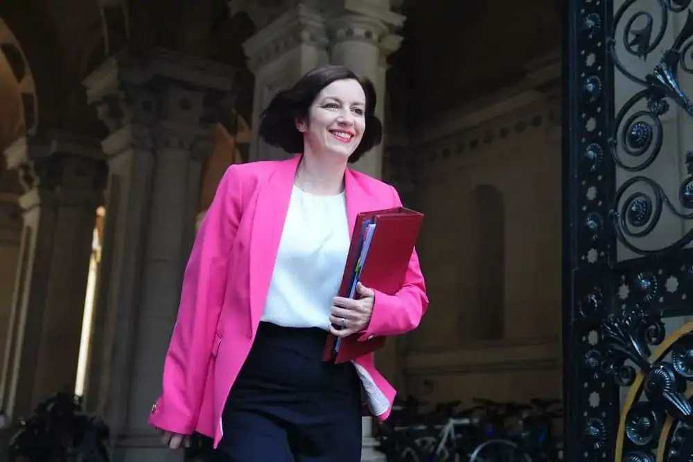 英国和欧盟或达成新协议!英国司机停车成本或增加!英国政府支持学校引入人工智能