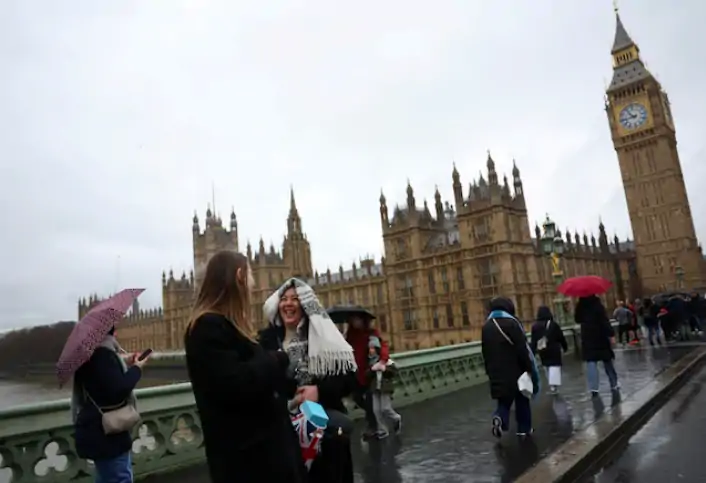 全英留学生将交税:英国大学拟收额外6%学费税!网友:已无力吐槽