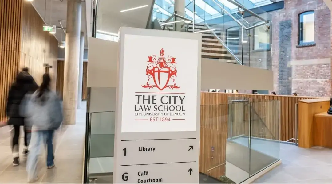 LABUBU让伦敦泡泡玛特卖疯了!英计划征收“留学生税”?英国十分之一人无储蓄