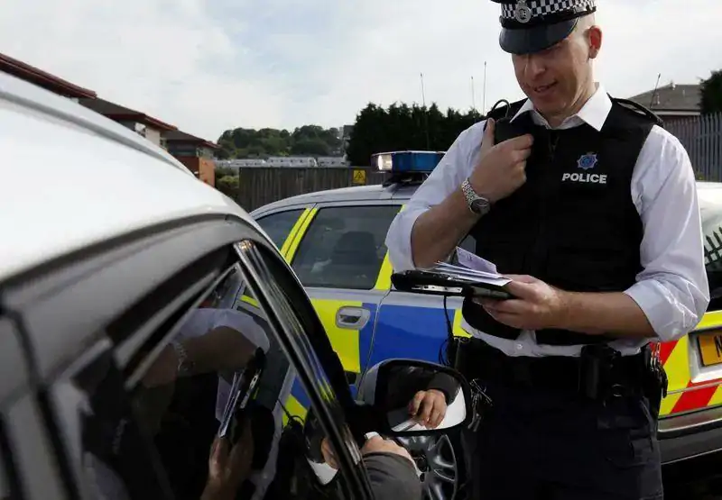 英国交通法新规!违反此条新道路交规司机将被终身禁驾!伦敦二级保护建筑豪宅被大火焚毁!