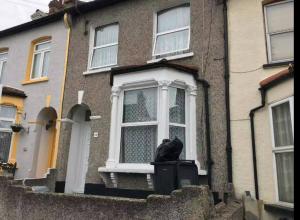 Thornton Heath 3/4beds mid terrace house 